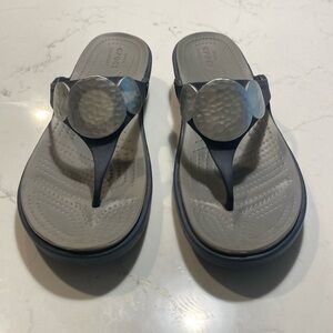 Crocs Sanrah Hammered Medallion Wedge Flip Thong Sandal Womens Sz 10 Navy Silver